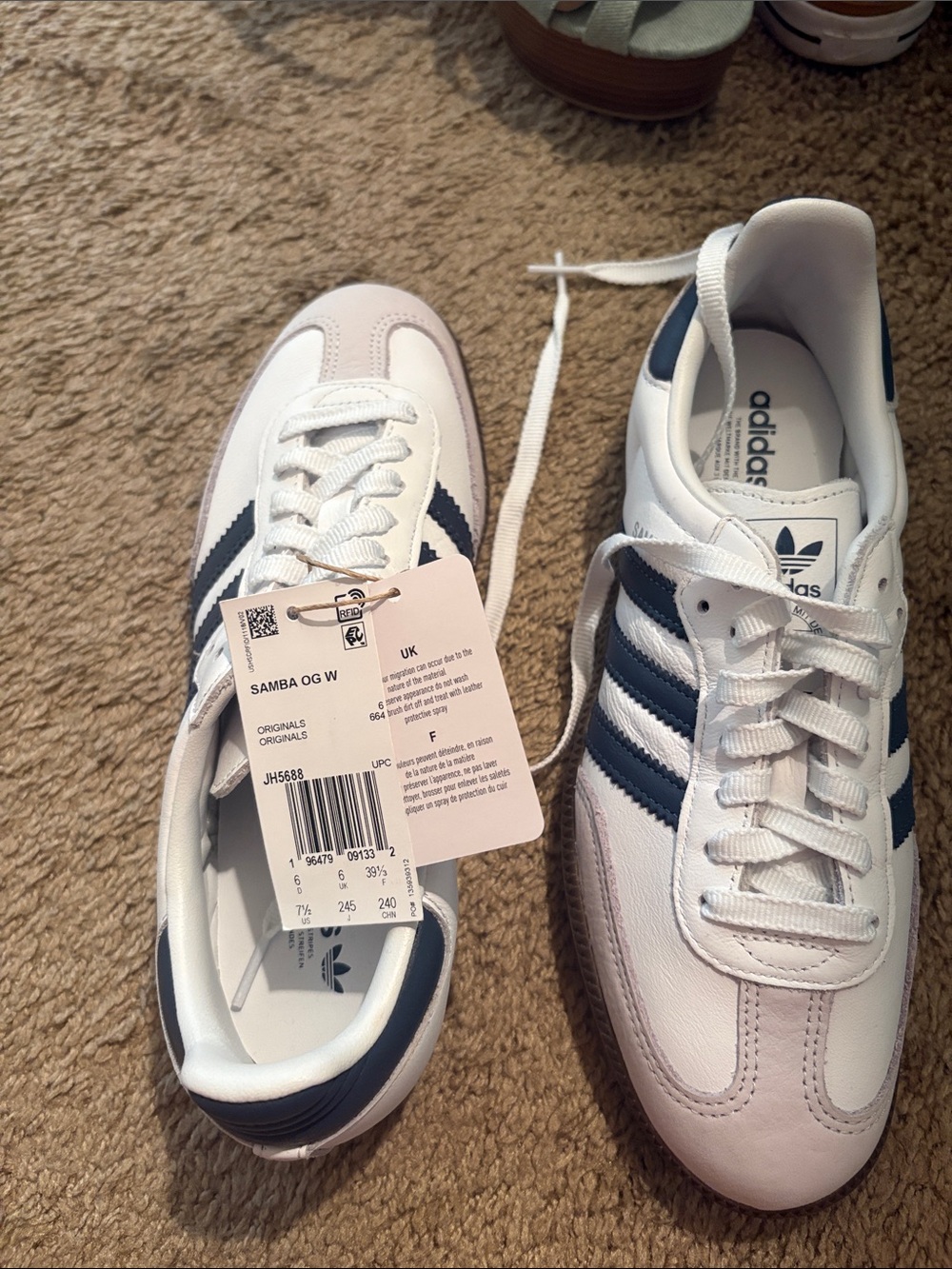 adidas Samba OG women’s Sneakers in White and Navy